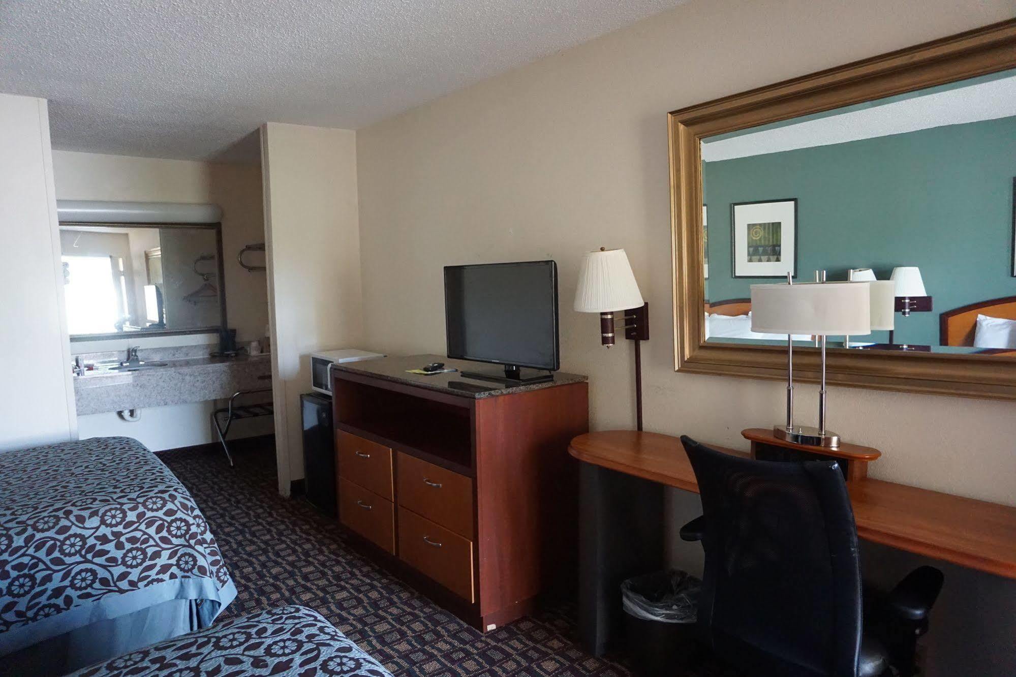 Days Inn By Wyndham Augusta Wheeler Road מראה חיצוני תמונה